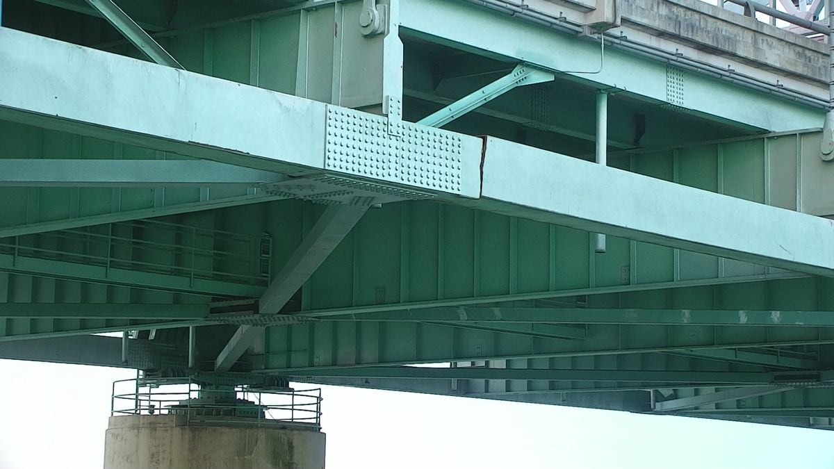 Fractured beam on I-40 bridge