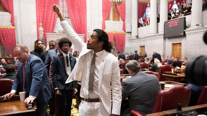 El exrepresentante Justin Jones levanta el puño en el recinto de la Cámara de Representantes...